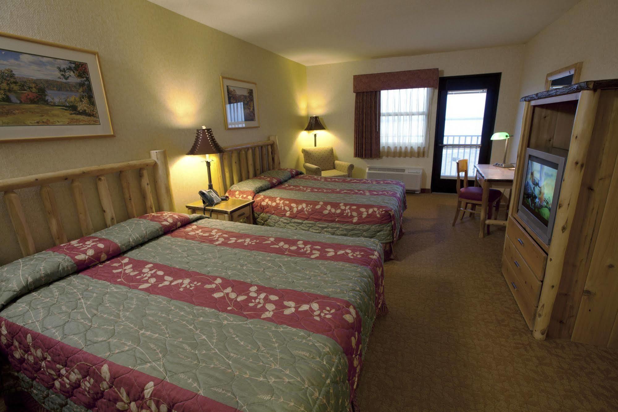 Kewadin St. Ignace Hotel Evergreen Shores Exterior photo